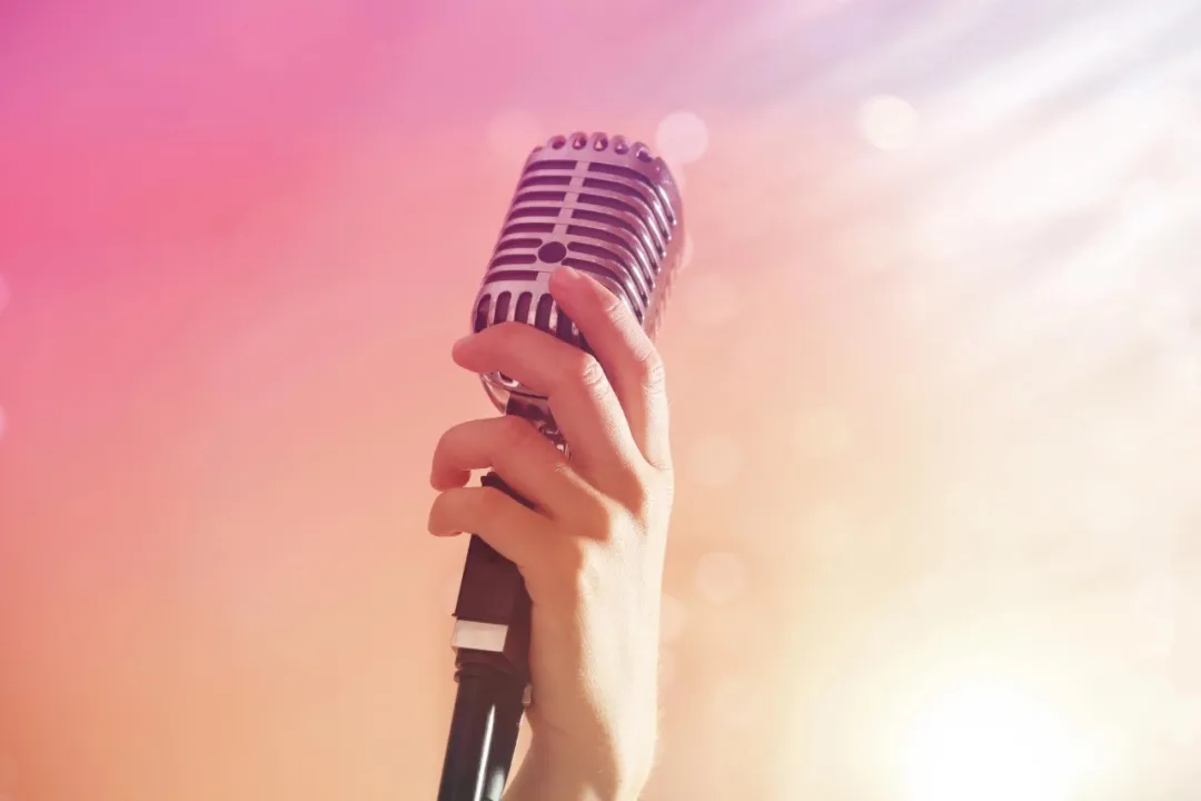 爱唱歌的老人听得准